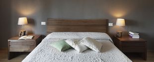 Camera da letto su misura in noce americano massello, panoramica 1.